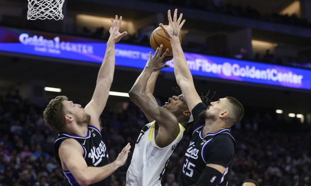 NBA: Ελπίζουν για την 6η θέση οι Κινγκς - Επέστρεψε ο Βεζένκοφ (vids)