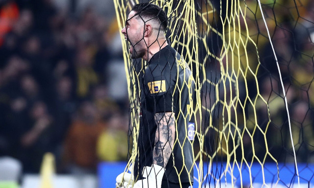 ΑΕΚ – Ολυμπιακός: Το ξέσπασμα του MVP Αθανασιάδη στο γκολ του Ελίασον – «Το αφιερώνω στον γιο μου»