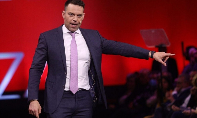 Κασσελάκης: Μητσοτάκης ίσον Καραμανλής, Καραμανλής ίσον Μητσοτάκης – Η συγκάλυψη έχει πρόσωπο