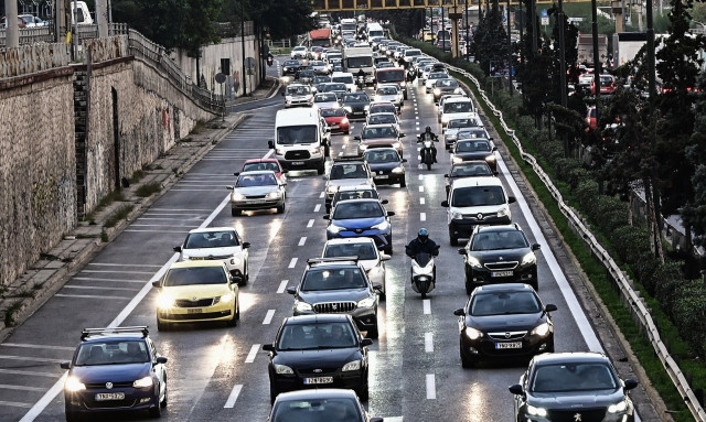 Κίνηση στους δρόμους: Τεράστια προβλήματα σε πολλά σημεία - Καθυστερήσεις στην Αττική οδό