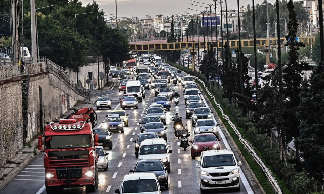 Ακινητοποιήθηκε πούλμαν στο ύψος της Λυκόβρυσης - Ουρές χιλιομέτρων στον Κηφισό