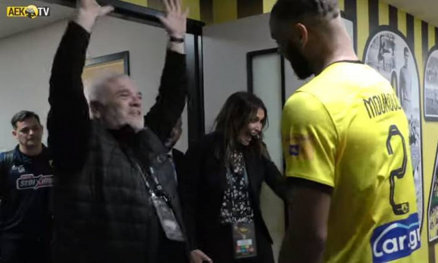 ΑΕΚ – Ολυμπιακός: «Είσαι Θεός, είσαι Θεός ρε» - Ο Μελισσανίδης αποθέωσε τον Μουκουντί (video)