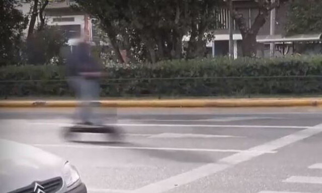 Καλλιθέα: Πατίνι πηγαίνει «σφαίρα» στη μέση της Θησέως σε live σύνδεση - Χωρίς κράνος ο οδηγός