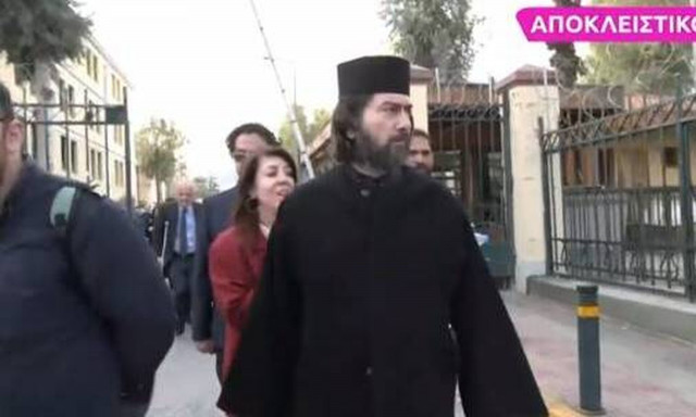 Κιβωτός του Κόσμου: Ξεκινά η δίκη - Αγνώριστος στο δικαστήριο ο πατέρας Αντώνιος