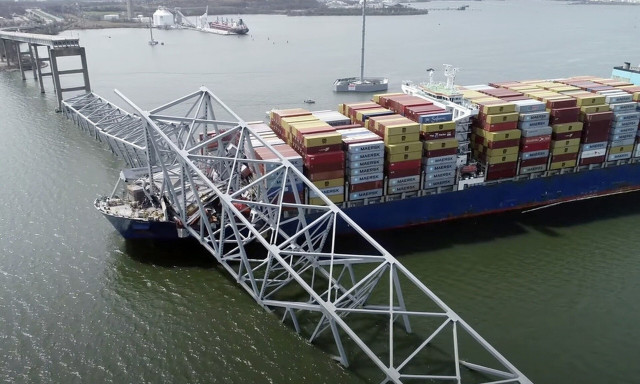 Ένας πρώτος θαλάσσιος διάδρομος δημιουργείται διαμέσου των ερειπίων της γέφυρας της Βαλτιμόρης