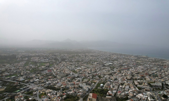 Με καιρό Σαχάρας η χώρα – Πρωταπριλιά με αποπνικτική ατμόσφαιρα, σκόνη και 31 βαθμούς!