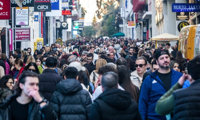 Ανοιξιάτικα ρούχα στα... αζήτητα - Η ανησυχία των εμπόρων μετά την αλλαγή θερμοκρασίας