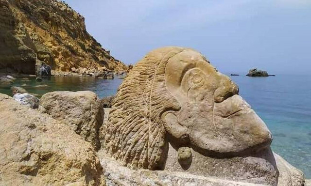 Ο «Ινδιάνος» που κλέβει την παράσταση σε παραλία της Κρήτης!