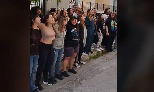 Καμίνια: Έκαναν... καντάδα με Θεοδωρίδου σε μαθητή για τα γενέθλιά του