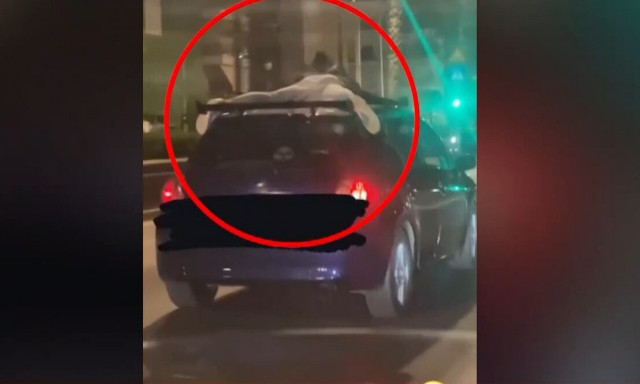 Car surfing: Νέο επικίνδυνο challenge - Παριστάνουν τους Superman στις οροφές αυτοκινήτων (vid)