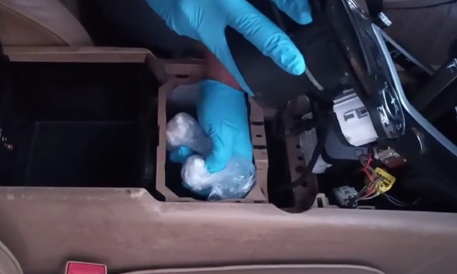 Θεσσαλονίκη: Έκρυβε την κοκαΐνη σε αποσμητικό και κάτω από το κιβώτιο ταχυτήτων αυτοκινήτου