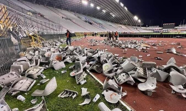 «Ντου» οπαδών στον αγωνιστικό χώρο στο ντέρμπι της Κροατίας