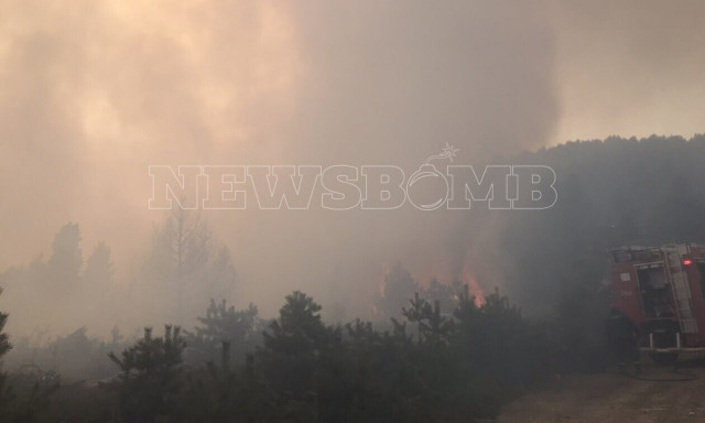 Μαίνεται για 4η ημέρα η φωτιά στα Πιέρια όρη - Βελτιωμένη η εικόνα