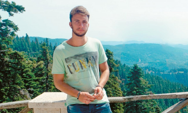 Συγκλονίζει ο πατέρας του στρατιώτη που «έσβησε» μετά από εγχείρηση θυροειδούς: «Φοράω τα ρούχα του»