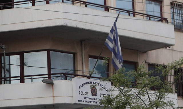 Άγιοι Ανάργυροι: Αστυνομικοί ζήτησαν από τον κόσμο να μην αφήνει λουλούδια έξω από το Α.Τ.