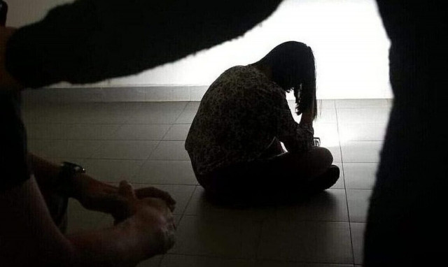 Σοκαριστική μαρτυρία ανήλικης για διαδικτυακό εκφοβισμό: «Με έβαλε να χαράξω το κορμί μου»