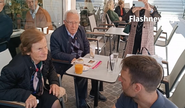 Ο Κασσελάκης «τρώει άκυρο» από γιαγιά που τη ρωτάει για τα νοσοκομεία και... γίνεται viral