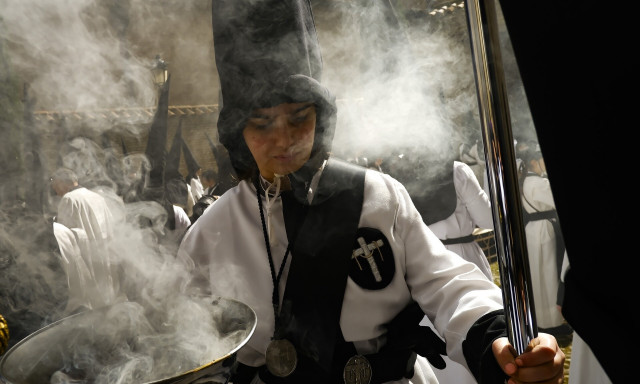 Ισπανία - Τραγωδία στην πασχαλινή λειτουργία: Ιερέας τυλίχθηκε στις φλόγες από σπίθες κεριών