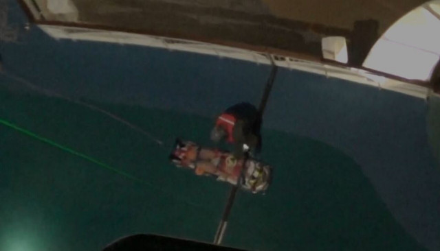 Super Puma της Πολεμικής Αεροπορίας παρέλαβε τραυματία κρουαζιερόπλοιου - Δείτε το βίντεο