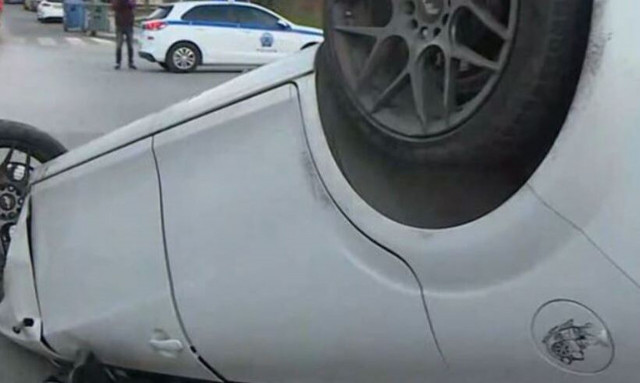 Τροχαίο στη Θεσσαλονίκη: Αυτοκίνητο προσέκρουσε σε σταθμευμένο όχημα και αναποδογύρισε