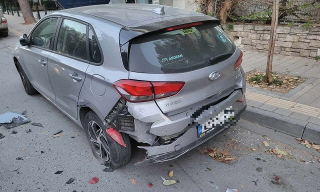 Ηράκλειο: Τρελή πορεία αυτοκινήτου - Έπεσε σε σταθμευμένα οχήματα, «καπνός» έγινε ο οδηγός