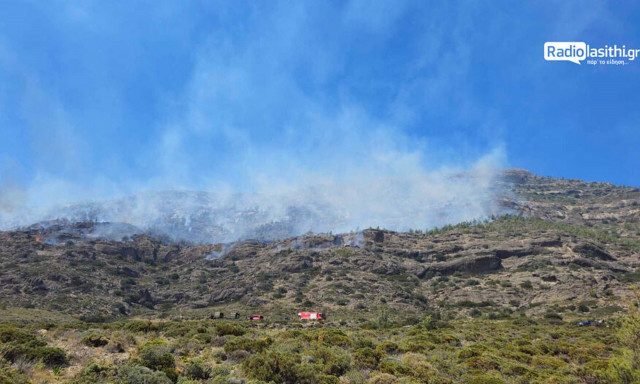 Φωτιά: Μαίνεται η πυρκαγιά στο Λασίθι -  Επεκτείνεται στα βόρεια το μέτωπο