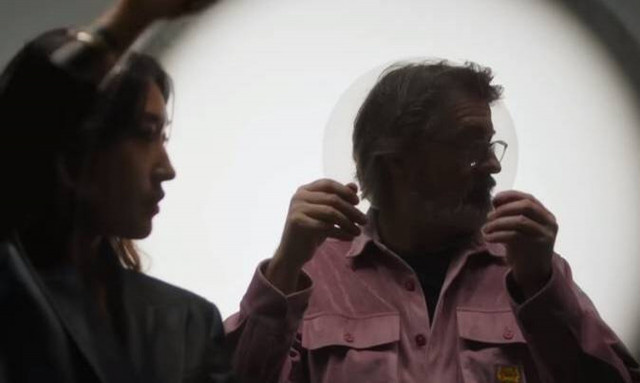 Ο Olafur Eliasson χορεύει πίσω από μία φωτεινή εγκατάσταση στο μουσικό βίντεο της Peggy Gou