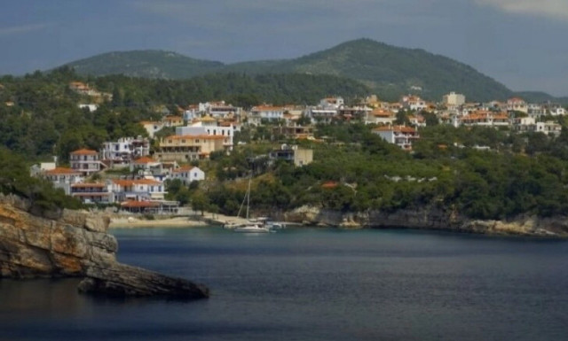 «Το κρυμμένο διαμάντι της Ελλάδας»: Το ελληνικό νησί που έχει «μαγέψει» τους Βρετανούς (vid)