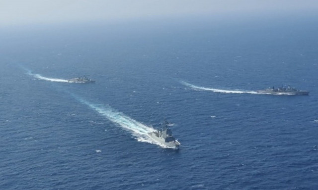 Ερυθρά Θάλασσα: 10 μέλη του πληρώματος, μαζί με τον Έλληνα φρουρό, έχουν διασωθεί