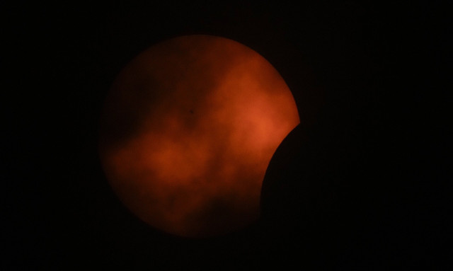 Εντυπωσιακές εικόνες από την ολική έκλειψη ηλίου