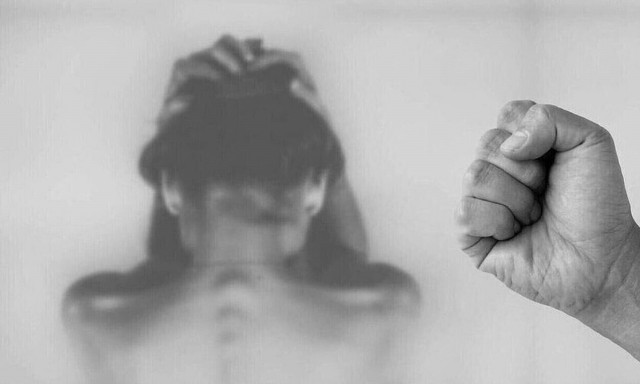 Ενδοοικογενειακή βία: Καταδικάστηκε ο 40χρονος δράστης που επιτέθηκε στην σύντροφό του