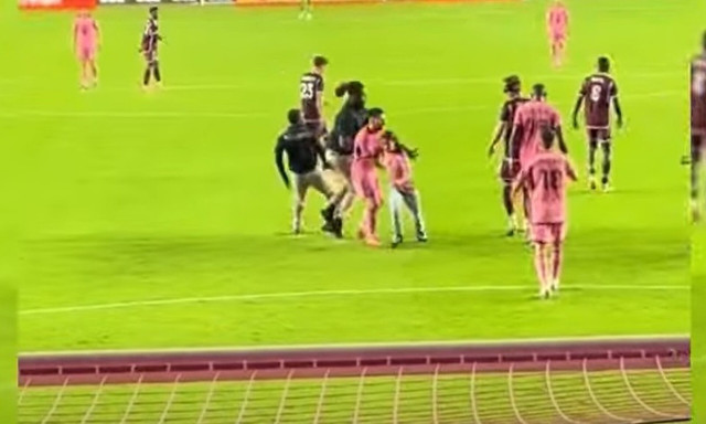 Λιονέλ Μέσι: Προστάτεψε 12χρονο κορίτσι που εισέβαλε στο γήπεδο για μια selfie (video)