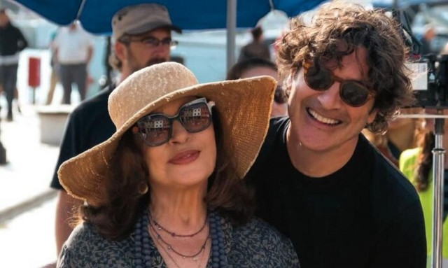 Χριστόφορος Παπακαλιάτης: Αγκαλιά με τη Χαρούλα Αλεξίου στους Παξούς