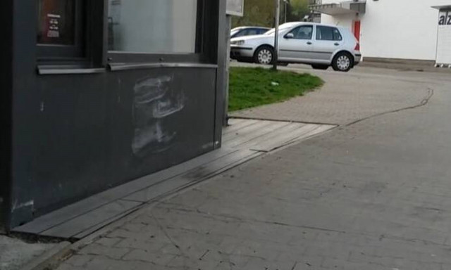 Σοκαριστικό τροχαίο έξω από σούπερ μάρκετ στην Τσεχία