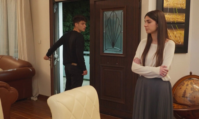 Η Γη της Ελιάς:Εντοπίζεται το αυτοκίνητο του Φίλιππου σε κατάσταση που προμηνύει αρνητικές εξελίξεις