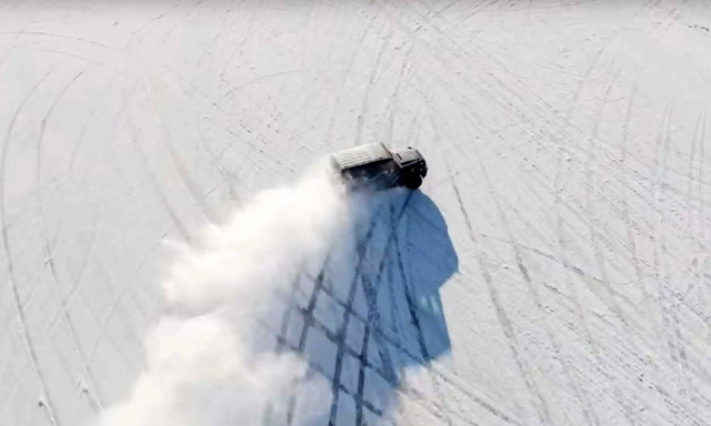 Δείτε την ηλεκτρική Mercedes EQG να χορεύει στον πάγο