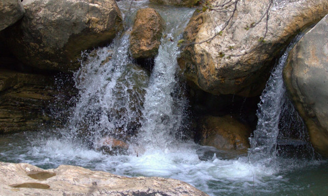 Αιτωλοακαρνανία: Το ανεξερεύνητο φαράγγι του Παλαιορόλακα και ο θεαματικός καταρράκτης