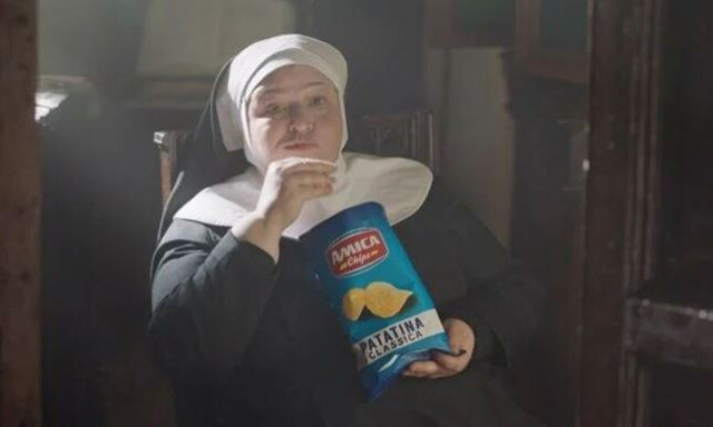 Ιταλία: Αναστάτωση με διαφήμιση που απεικονίζει καλόγριες να τρώνε πατατάκια