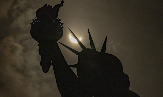 Το φαινόμενο της ηλιακής έκλειψης απόλαυσαν χθες εκατομμύρια άνθρωποι στη βόρεια Αμερική