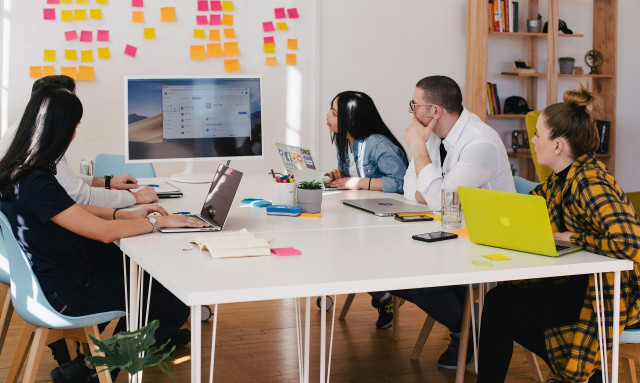 Απίστευτος ισχυρισμός στην Ουαλία: «Ρατσιστική» η εργασιακή εβδομάδα τεσσάρων ημερών λόγω... ΑΙ