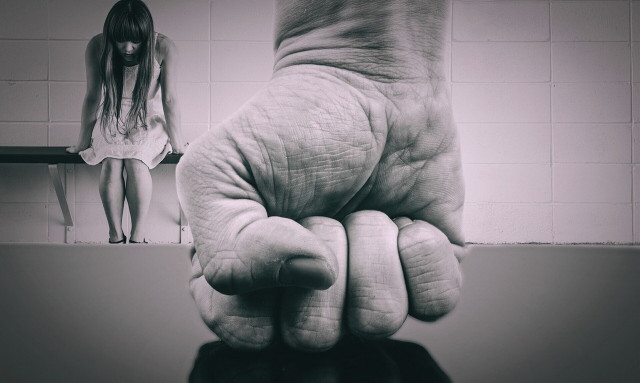 Θύμα ενδοοικογενειακής βίας καταγγέλλει την ΕΛ.ΑΣ.: «Μου είπαν ότι δεν ξέρουν τι πρέπει να κάνουν»