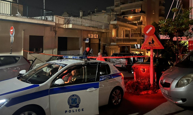 Ρεπορτάζ Newsbomb - Ηλιούπολη: Τι λέει γείτονας της μητέρας και του γιου που βρέθηκαν πυροβολημένοι