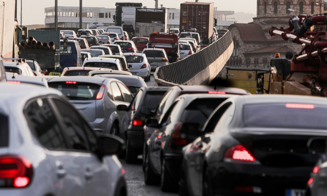 Κίνηση στους δρόμους: Απέραντο πάρκινγκ ο Κηφισός - Καθυστερήσεις λόγω τροχαίων