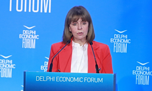 Οικονομικό Φόρουμ Δελφών – Σακελλαροπούλου: «Η Ελλάδα μετέχει στις εξελίξεις σε διεθνές επίπεδο»