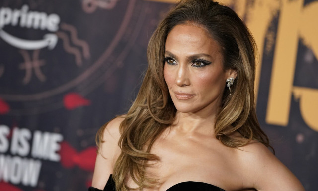 Τζένιφερ Λόπεζ: Επιδεικνύει τις καμπύλες της σε φωτογράφιση εσωρούχων - «Όλοι ζηλεύουμε τον Μπεν»