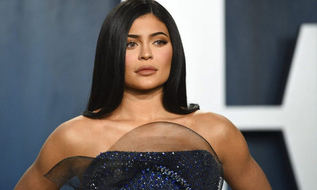 Κάιλι Τζένερ: Έκανε βουτιές στη θάλασσα και πόζαρε με πράσινο μπικίνι