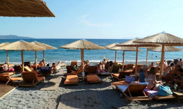Παραλίες: Έως 60.000 ευρώ τα πρόστιμα – Τι ισχύει για ομπρέλες και ξαπλώστρες