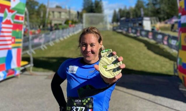 Γαλλία: 36χρονη έσπασε το παγκόσμιο ρεκόρ αναρρίχησης με σχοινί στον Πύργο του Άιφελ -«Είναι μαγικό»