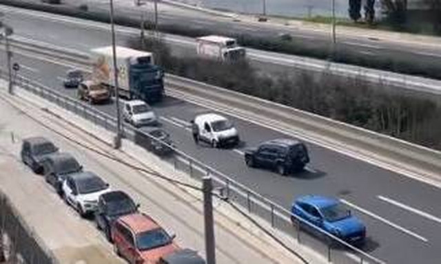 Αττική Οδός: Κάμερες κατέγραψαν ασυνείδητο οδηγό - Κινούνταν ανάποδα στην είσοδο του κόμβου