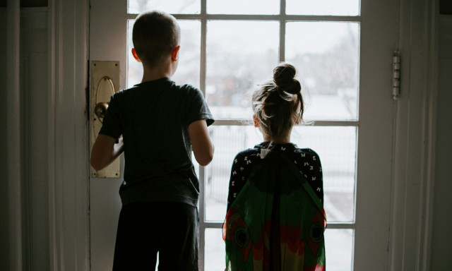 Λαμία: Πατέρας χτυπούσε και άφηνε νηστικά τα παιδιά του για να τα τιμωρήσει - Γνώριζε η μητέρα